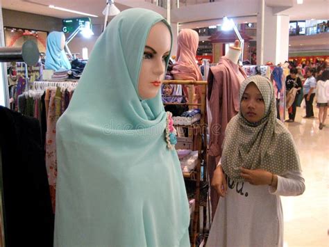 Mulher muçulmana dados em shopping
